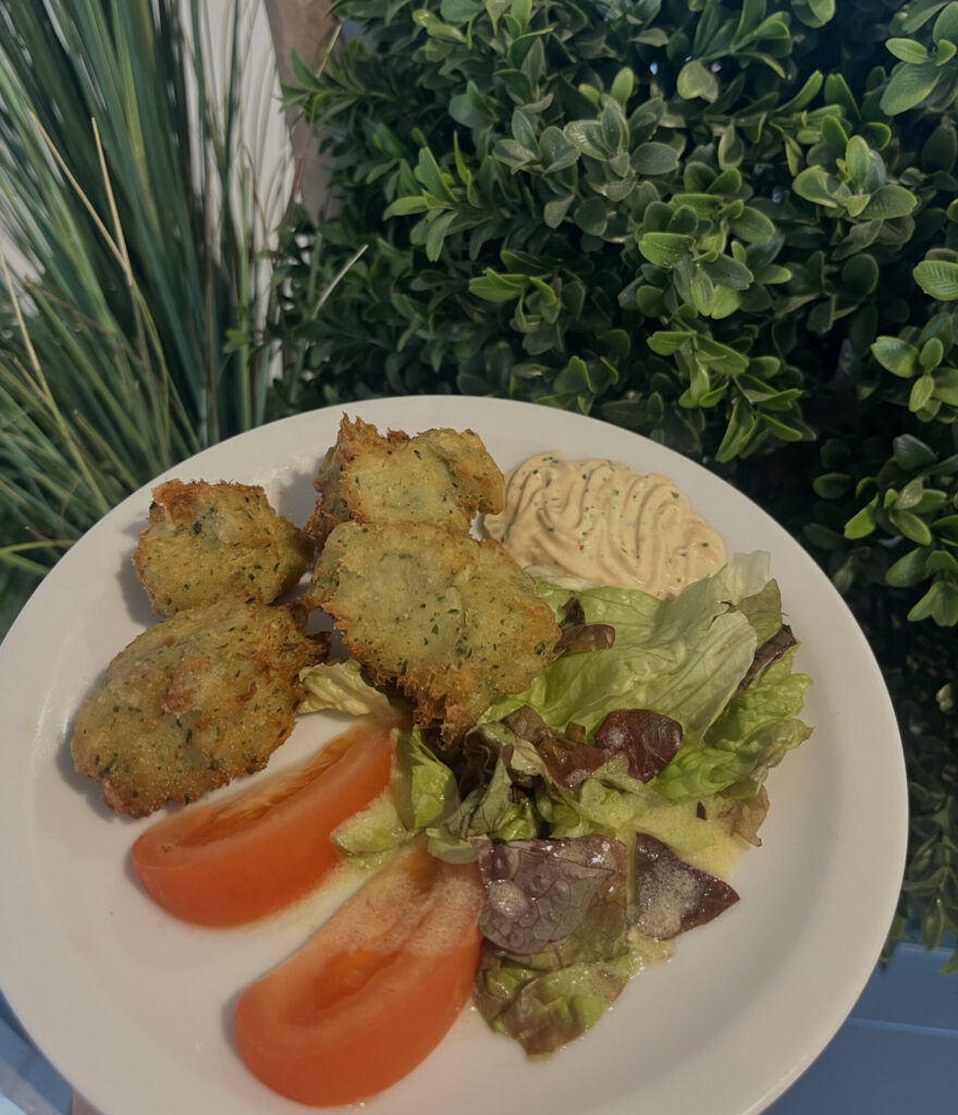 Accras de morue maison, sauce aïoli et ses crudités  Accras de morue maison, sauce aïoli et ses crudités